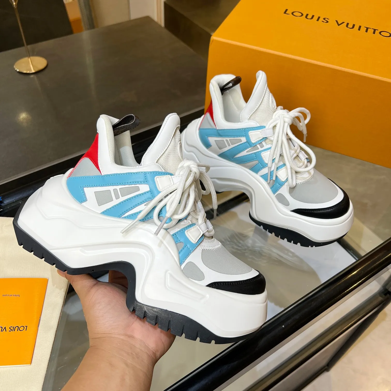 👟👟Ex-factory price 760👟👟 Nicolas Ghesquieye once again refined the design essence of LVArchlight sneakers to create LVArchlight2.0 platfrm sneakers. The combination of multiple technical materials, the wide outsole and the exaggerated tongue highlight the series' recognition, and the latter is marked with the LVCirCle logo 35-41